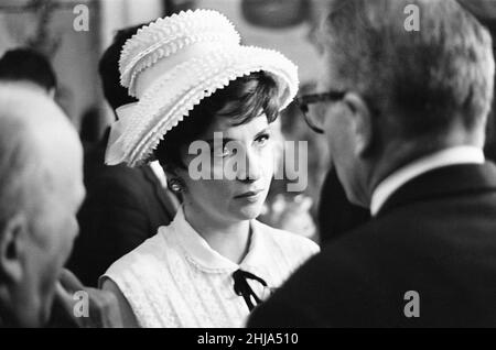 Sir Laurence Olivier an der italienischen Botschaft am Grosvenor Square, London, um Italiens Theaterpreis, den David di Donatello Award, benannt nach Donatellos David, zu erhalten, der von der Akademie des italienischen Kinos am Donnerstag, dem 30th. Mai 1963, verliehen wurde. Die Auszeichnung wurde von der italienischen Schauspielerin Gina Lollobrigida überreicht, sie flog eigens zu diesem Anlass. Unser Bild zeigt ... Gina Lollobrigida mit Laurence Olivier, zurück zur Kamera. Stockfoto