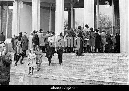 Amerikanische Botschaft, London, wo ein Kondolenzbuch für die Öffentlichkeit eröffnet wurde, zum Gedenken an den ermordeten amerikanischen Präsidenten Kennedy, Sonntag, 24th. November 1963. Unser Bild zeigt ... Mitglieder der öffentlichen Schlange vor der Botschaft. Stockfoto