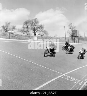 Beryl Swain, Motorradrennfahrerin aus London, wird in diesem Jahr an der Isle of man TT 50cc Ultra-Lightweight Class teilnehmen, die auf der Brooklands-Rennstrecke in Surrey, England, abgebildet ist und am Sonntag, dem 15th. April 1962, am ersten Rennen auf der Rennstrecke seit ihrer Schließung (1939) teilnimmt. Beryl Swain, Nr. 17, führte im Halbfinale, das sie gewann, eine Gruppe männlicher Fahrer an. Stockfoto