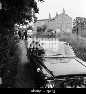 Leatherslade Farm, zwischen Oakley und Brill in Buckinghamshire, Versteck der Bande, 27 Meilen vom Tatort entfernt, Dienstag, 13th. August 1963. Unser Bild zeigt ... Landstraße führt zu abgelegenen Bauernhaus als Versteck von Bande in unmittelbarer Folge des Raubes verwendet. Der große Eisenbahnraub von 1963 war der Raub von 2,6 Millionen Pfund von einem Royal Mail-Zug, der von Glasgow nach London auf der West Coast Main Line in den frühen Morgenstunden des 8th. August 1963 an der Bridego Railway Bridge, Ledburn, in der Nähe von Mentmore in Buckinghamshire, England, fuhr. Stockfoto