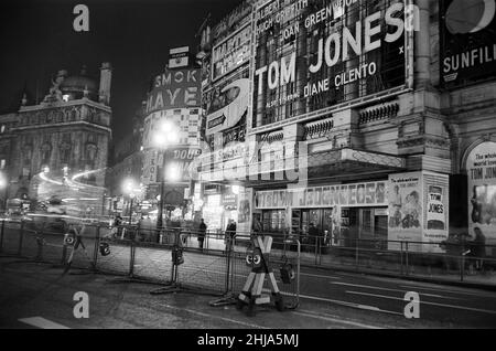 Szenen in London am Tag der Beerdigung, Präsident Kennedy, der vor 3 Tagen, am Montag, dem 25th. November 1963, ermordet wurde. Unser Bild zeigt ... leere Straßen vor dem Londoner Pavilion Cinema, an der Ecke Shaftesbury Avenue und Coventry Street auf der Nordostseite des Piccadilly Circus in London. Stockfoto