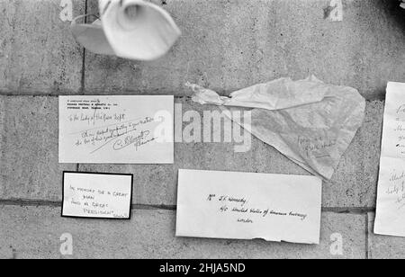 Amerikanische Botschaft, London, wo ein Kondolenzbuch für die Öffentlichkeit eröffnet wurde, zum Gedenken an den ermordeten amerikanischen Präsidenten Kennedy, Sonntag, 24th. November 1963. Unser Bild zeigt ... Ehrungen, die in der Botschaft hinterlassen wurden. Stockfoto