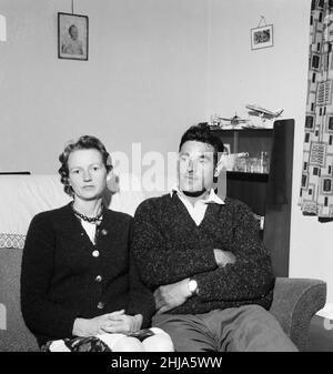 Leatherslade Farm, zwischen Oakley und Brill in Buckinghamshire, Versteck der Bande, 27 Meilen vom Tatort entfernt, Dienstag, 13th. August 1963. Unser Bild Zeigt ... John Maris aus Oakley, zusammen mit seiner Frau, konnte der Polizei Informationen über das Bauernhaus geben. Der große Eisenbahnraub von 1963 war der Raub von 2,6 Millionen Pfund von einem Royal Mail-Zug, der von Glasgow nach London auf der West Coast Main Line in den frühen Morgenstunden des 8th. August 1963 an der Bridego Railway Bridge, Ledburn, in der Nähe von Mentmore in Buckinghamshire, England, fuhr. Stockfoto