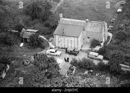 Leatherslade Farm, zwischen Oakley und Brill in Buckinghamshire, Versteck der Bande, 27 Meilen vom Tatort entfernt, Dienstag, 13th. August 1963. Unser Bild zeigt ... Luftaufnahme des abgelegenen Bauernhauses als Versteck von Bande in unmittelbarer Folge des Raubes verwendet. Der große Eisenbahnraub von 1963 war der Raub von 2,6 Millionen Pfund von einem Royal Mail-Zug, der von Glasgow nach London auf der West Coast Main Line in den frühen Morgenstunden des 8th. August 1963 an der Bridego Railway Bridge, Ledburn, in der Nähe von Mentmore in Buckinghamshire, England, fuhr. Stockfoto