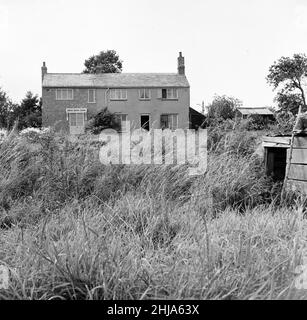 Leatherslade Farm, zwischen Oakley und Brill in Buckinghamshire, Versteck der Bande, 27 Meilen vom Tatort entfernt, Dienstag, 13th. August 1963. Unser Bild zeigt ... abgelegenes Bauernhaus als Versteck von Bande in unmittelbarer Folge des Raubes verwendet. Der große Eisenbahnraub von 1963 war der Raub von 2,6 Millionen Pfund von einem Royal Mail-Zug, der von Glasgow nach London auf der West Coast Main Line in den frühen Morgenstunden des 8th. August 1963 an der Bridego Railway Bridge, Ledburn, in der Nähe von Mentmore in Buckinghamshire, England, fuhr. Stockfoto