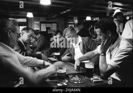 Die Dominospieler der Olde leathern Bottel, Wednesbury. Einen Witz teilen, ein Bier und eine Zigarette genießen. 28th. Juli 1963 Stockfoto