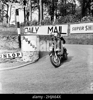 Beryl Swain, Motorradrennfahrerin und erste Frau, die alleine an einem TT-Straßenrennen auf dem Isle of man-Kurs teilnahm, nahm an der Ultra-Lightweight-Klasse 50cc Teil, die am Dienstag, den 29th. Mai 1962, als Pillionpassagin auf der Rennstrecke abgebildet war. Stockfoto