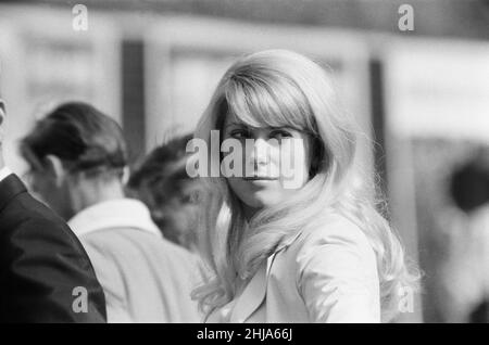 Catherine Deneuve, französische Schauspielerin in Großbritannien, die 1965 den britischen psychologischen Horror Repulsion filmte, aufgenommen in London, Freitag, 2nd. Oktober 1964. Stockfoto