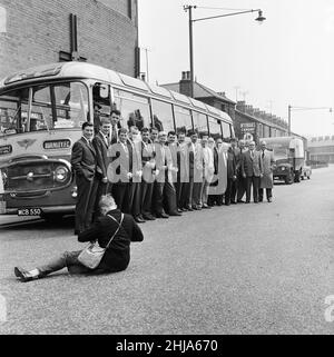 Die Fußballmannschaft Burnley verließ ihre Heimatstadt mit dem Trainer, dann flogen sie von Ringway nach London zum FA Cup Finale. Vorsitzender Bob Lord mit Mitgliedern des Teams. 7th Mai 1962. Stockfoto