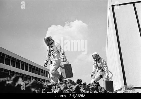 Britisches Personal im NASA-bemannten Raumfahrtzentrum, in dem die Ausbildung, Forschung und Flugkontrolle für die Raumfahrt durchgeführt werden, Houston, Texas, USA, Montag, 2nd. November 1964. Umbenannt in Johnson Space Center (1973) zu Ehren des verstorbenen US-Präsidenten und gebürtigen Texas, Lyndon B. Johnson. Stockfoto