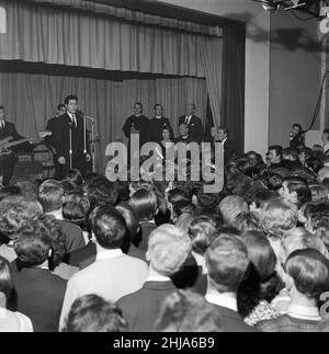 Prinzessin Margaret, Lord Snowdon beobachten Cliff Richard und die Schatten im Club 59, Eton College Mission, Hackney Wick. 22nd. März 1962. Stockfoto