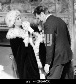 Elizabeth Taylor und Richard Burton am Fernsehgerät, an dem Richard eine Gedichtsendung für den St. David's Day dreht. Aufnahme vom 24th. Februar 1963 zu der Zeit, als dieses Bild aufgenommen wurde, waren sowohl Taylor als auch Burton mit anderen Menschen verheiratet. Sie hatten sich im Jahr 1961 getroffen, nicht das Set von Cleopatra. Sie heirateten sich zwischen 1964 und 1974. Und dann wieder in 1975 bis 1976. Stockfoto