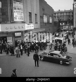 Vier Tage nach der Weltpremiere Von A Hard Day's Night in London kamen die Beatles zur Nordengland-Premiere am 10th. Juli 1964 in Liverpool an. Die Beatles flogen in die Stadt und wurden bei der Ankunft am Speke Airport von 3.000 Fans begrüßt. Die Beatles wurden in einer Polizeikavalkade zum Rathaus von Liverpool gefahren, wobei schätzungsweise 200.000 Menschen an der Strecke standen. Im Rathaus hielt Oberbürgermeister Alderman Louis Caplan eine Rede aus der Galerie des Minstrels an die 714 Gäste, die im Ballsaal anwesend waren, und den Beatles wurde jeweils ein Schlüssel zur Stadt überreicht. Kurz vor 9pm verließen sie ein Au Stockfoto