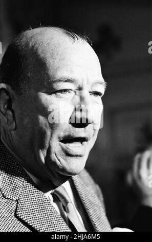 Noel Coward-Empfang für die Darsteller in Manchester, wo er in einer Woche zwei „erste Nächte“ in einer Stadt feiert. Montag, 19th. Oktober 1964. Hay Fever, ein Theaterstück, das er 1922 schrieb, eröffnete heute Abend (19th) im Manchester Opera House und High Spirits, die amerikanische Musikversion seines Stücks Blithe Spirit aus dem Jahr 1941, wird morgen (20th) im Palace Theatre eröffnet. Im Bild, Dramatiker, Noel Coward. Stockfoto