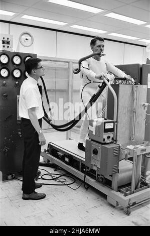 Britisches Personal im NASA-bemannten Raumfahrtzentrum, in dem die Ausbildung, Forschung und Flugkontrolle für die Raumfahrt durchgeführt werden, Houston, Texas, USA, Montag, 2nd. November 1964. Umbenannt in Johnson Space Center (1973) zu Ehren des verstorbenen US-Präsidenten und gebürtigen Texas, Lyndon B. Johnson. Stockfoto