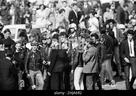 Mods gegen Rockers. Bild zeigt die Szene in Margate, North East Kent im Mai 1964. Ein Polizist, der versucht, das Stück zwischen den Mods und Rockers zu halten. Bild aufgenommen am 17th. Mai 1964 Stockfoto