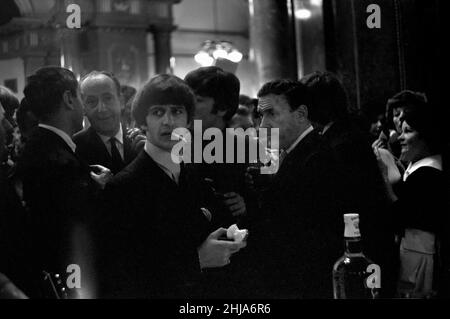 Am 20. November 1964 fand der von der London University organisierte Glad Rag Ball im Empire Pool, Wembley, London, statt. Die Show begann um 9 Uhr und endete um 7 Uhr mit 7.000 Menschen, die in allen möglichen Kleidungsstücken aufzeigten. Die Show wurde von Jimmy Savile moderiert und zeigte die Rolling Stones, Animals, Long John Baldry, Susan Maughan, Lorne Lesley, Ginger Johnson & seine African Drummers und Humphrey Lyttelton. Ringo Starr & John Lennon von den Beatles waren dabei, und möglicherweise auch in dieser Aufnahme ist Paul McCartney dabei Stockfoto