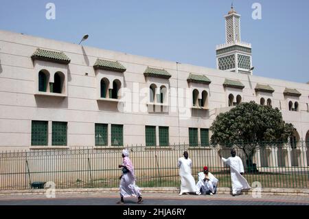 Gruppe von Menschen vor der Großen Moschee der Stadt Dakar im Senegal Stockfoto