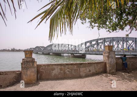 Blick auf die Faidherbe-Brücke über den Senegal in der Stadt Saint Louis Stockfoto