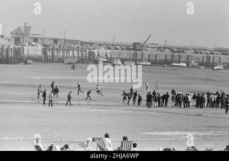 Mods gegen Rockers. Bild zeigt die Szene in Margate, North East Kent im Mai 1964. Mods laufen über den ganzen Strand Bild aufgenommen am 17th. Mai 1964 Stockfoto