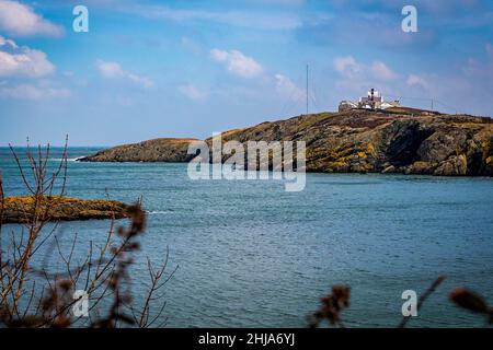 Blick auf Point Lynas Lighthouse und Trwyn Eilian von der Small Bay of Porth Eilian Stockfoto