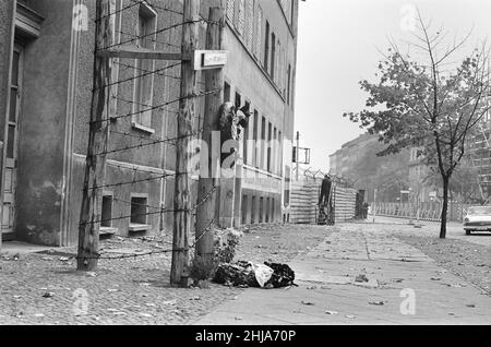 Szenen in Berlin, drei Jahre nach Beginn der Arbeiten am Bau der Berliner Mauer, die Ost und West trennt. Blick über die Mauer von West-Berlin nach Osten. 25th. Oktober 1964. Stockfoto