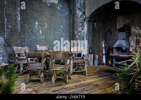 Rustikaler Tisch und Stühle auf der Terrasse als Grillplatz am Point Lynas Leuchtturm Stockfoto