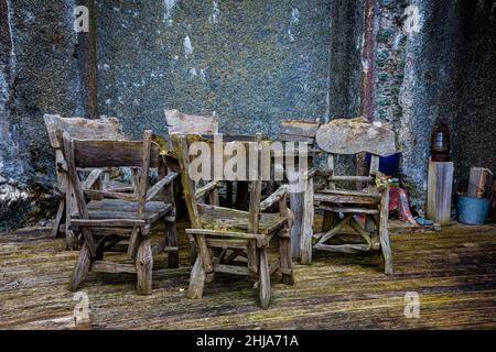 Rustikaler Tisch und Stühle auf der Terrasse als Grillplatz am Point Lynas Leuchtturm Stockfoto