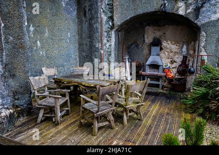 Rustikaler Tisch und Stühle auf der Terrasse als Grillplatz am Point Lynas Leuchtturm Stockfoto