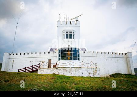 Das Warnlicht von Point Lynas Lighthouse, wenn schlechtes Wetter sich nähert Stockfoto