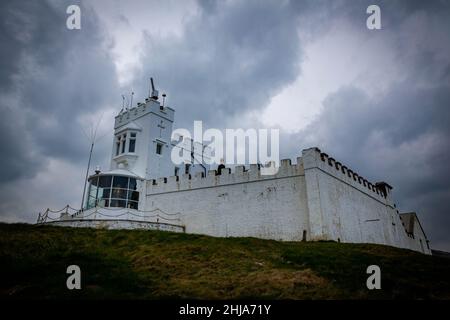 Das Warnlicht von Point Lynas Lighthouse, wenn schlechtes Wetter sich nähert Stockfoto