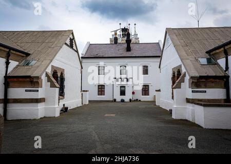 Innerhalb der Tore des historischen Point Lynas Lighthouse, jetzt unter der Obhut von Trinity House als Privathäuser und Ferienunterkünfte Stockfoto