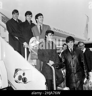 Die englische Pop-Rock-Gruppe, Dave Clark Five, an einem Flughafen, der nach Amerika abfährt. Mitglieder der Band sind Lenny Davidson, Rick Huxley, Mike Smith, Denis Payton und Dave Clark. 2nd. März 1964. Stockfoto