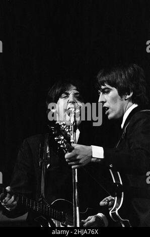 Die Beatles am 19th 1964. August, mehr als sechs Monate nach der Einnahme der Ostküste im Sturm, Die Fab Four reisten nach Kalifornien, um die Bühne im Cow Palace in San Francisco zu besuchen, um die Eröffnungsnacht ihrer ersten Konzerttournee durch Nordamerika zu besuchen.(Bild) Paul McCartney (links) und George Harrison haben einen ihrer vielen Hits auf der Bühne herausgebracht. Stockfoto