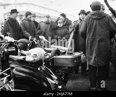 Mods sammeln am Meer bei Clacton auf ihren Rollern die 1964 am Osterwochenende, die durch mehrere Schlägereien zwischen Mods und Rocker im Essex Badeort geprägt war. 30. März 1964 Stockfoto