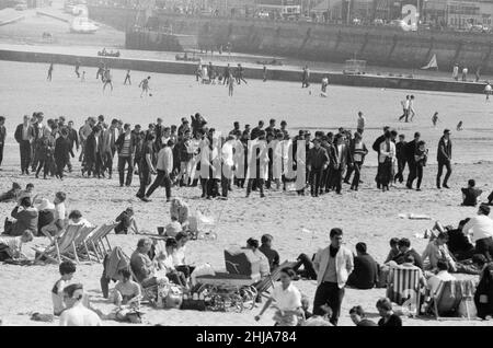 Mods gegen Rockers. Bild zeigt die Szene in Margate, North East Kent im Mai 1964. Mods am Strand sammeln sich in Kraft. Bild aufgenommen am 17th. Mai 1964 Stockfoto