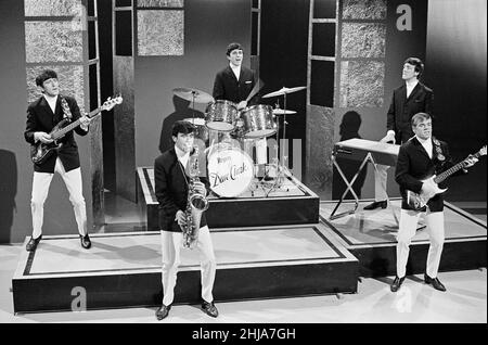 Die Dave Clark Five treten in einem Studio auf. Ca. 1964. Stockfoto