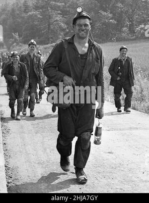 Die Bergleute der Bullclliffe Colliery in der Nähe von Wakefield sahen hier, wie sie aus der Schicht kamen. 30th. Juli 1963 Stockfoto