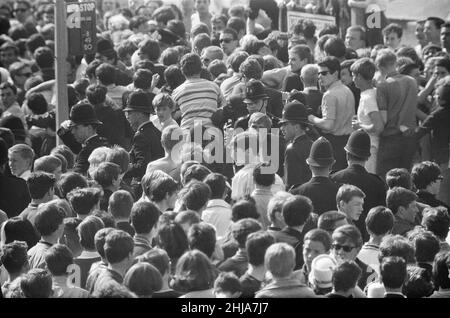 Mods gegen Rockers. Bild zeigt die Szene in Margate, North East Kent im Mai 1964. Die Polizei versucht, die Dinge ruhig zu halten, während sich die Massen von Mods versammeln. Bild aufgenommen am 17th. Mai 1964 Stockfoto