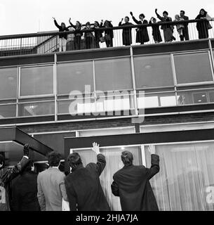 Die englische Pop-Rock-Gruppe, Dave Clark Five, an einem Flughafen, der nach Amerika abfährt. Mitglieder der Band sind Lenny Davidson, Rick Huxley, Mike Smith, Denis Payton und Dave Clark, die hier vor den Fans winken. 2nd. März 1964. Stockfoto