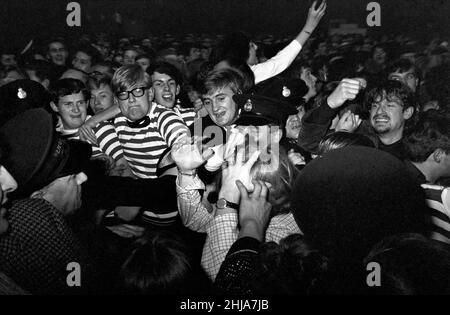 Am 20. November 1964 fand der von der London University organisierte Glad Rag Ball im Empire Pool, Wembley, London, statt. Die Show begann um 9 Uhr und endete um 7 Uhr mit 7.000 Menschen, die in allen möglichen Kleidungsstücken aufzeigten. Die Show wurde von Jimmy Savile moderiert und zeigte die Rolling Stones, Animals, Long John Baldry, Susan Maughan, Lorne Lesley, Ginger Johnson & seine African Drummers und Humphrey Lyttelton. Stockfoto