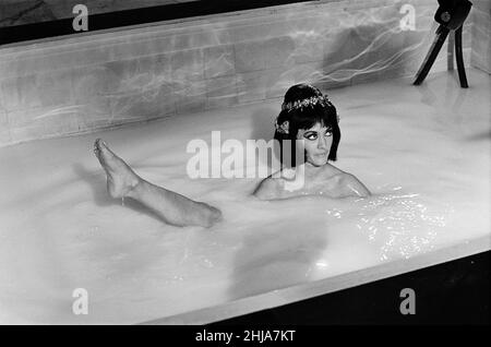 Amanda Barrie am Set von „Carry On Cleo“ in den Pinewood Studios, Buckinghamshire. 4th. August 1964. Stockfoto