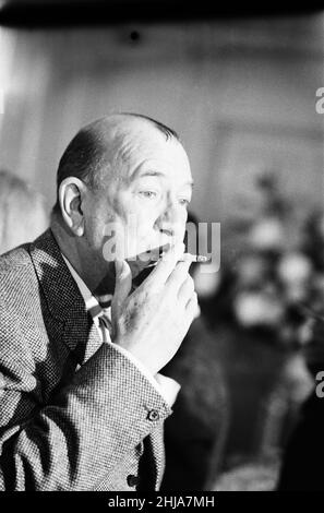 Noel Coward-Empfang für die Darsteller in Manchester, wo er in einer Woche zwei „erste Nächte“ in einer Stadt feiert. Montag, 19th. Oktober 1964. Hay Fever, ein Theaterstück, das er 1922 schrieb, eröffnete heute Abend (19th) im Manchester Opera House und High Spirits, die amerikanische Musikversion seines Stücks Blithe Spirit aus dem Jahr 1941, wird morgen (20th) im Palace Theatre eröffnet. Im Bild, Dramatiker, Noel Coward. Stockfoto