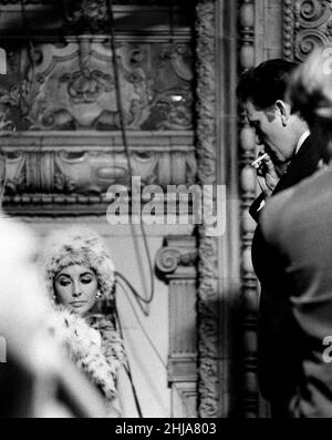 Elizabeth Taylor und Richard Burton am Fernsehgerät, an dem Richard eine Gedichtsendung für den St. David's Day dreht. Aufnahme vom 24th. Februar 1963 zu der Zeit, als dieses Bild aufgenommen wurde, waren sowohl Taylor als auch Burton mit anderen Menschen verheiratet. Sie hatten sich im Jahr 1961 getroffen, nicht das Set von Cleopatra. Sie heirateten sich zwischen 1964 und 1974. Und dann wieder in 1975 bis 1976. Stockfoto