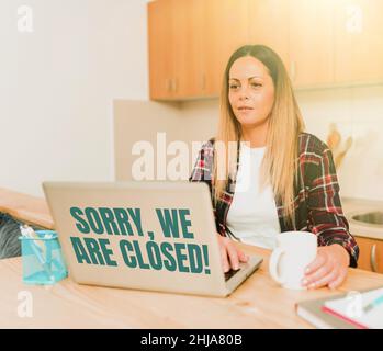 Text zeigt Inspiration Leider sind wir geschlossen. Wort geschrieben auf Entschuldigung für die Schließung von Unternehmen für bestimmte Zeit Abstract Online-Konferenz Stockfoto