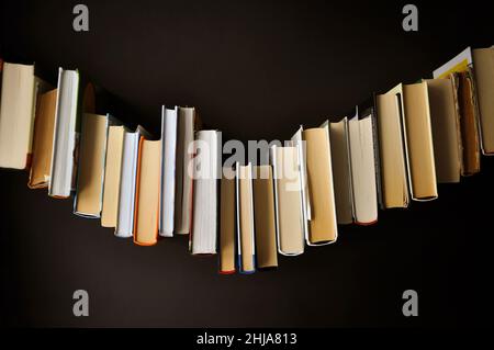 Buchkompositionen auf dunklem Hintergrund. Minimales Design für den Bezug Stockfoto