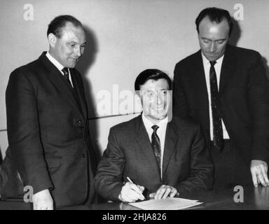 Jimmy McIlroy (Mitte), Neuzugang zum Stoke City Football Club, Foto mit Tony Waddington, Stoke City Manager (rechts) 5th. März 1963. Stockfoto