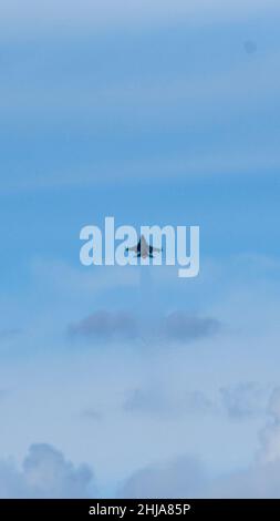 Eine F-16 Viper, die dem 311th Fighter Squadron zugewiesen wurde, hebt am 19. Januar 2022 auf dem Holloman Air Force Base, N.M. ab Im Durchschnitt protokollieren Grundkursteilnehmer 70 Stunden Flugzeit über 59 Sorties zusätzlich zu etwa 245 Stunden akademischer Ausbildung und 69 Stunden Flugsimulatortraining. (USA Luftwaffe Foto von Airman 1st Klasse Adrian Salazar) Stockfoto