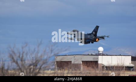 Eine F-16 Viper, die dem 311th Fighter Squadron zugewiesen wurde, hebt am 19. Januar 2022 auf dem Holloman Air Force Base, N.M. ab Der 49th Wing schickte im Geschäftsjahr 2021 106 kampfbereite F-16-Piloten in die Kampfluftwaffe. (USA Luftwaffe Foto von Airman 1st Klasse Adrian Salazar) Stockfoto