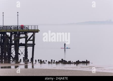 Paddelboot fahren an der Themse-Mündung am frühen Morgen auf einer ruhigen See, die nach dem Passieren des Southend Pier bei Ebbe wieder nach Chalkwell zurückkehrt Stockfoto